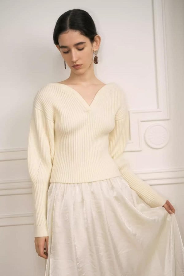 V-NECK PULLOVER SWEATER