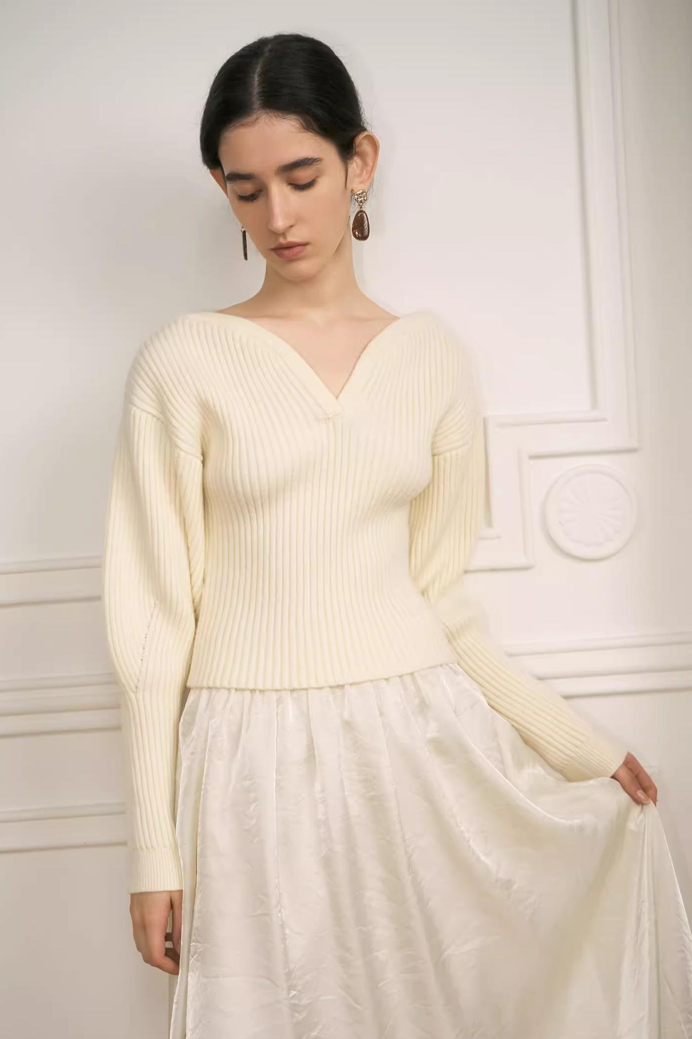V-NECK PULLOVER SWEATER
