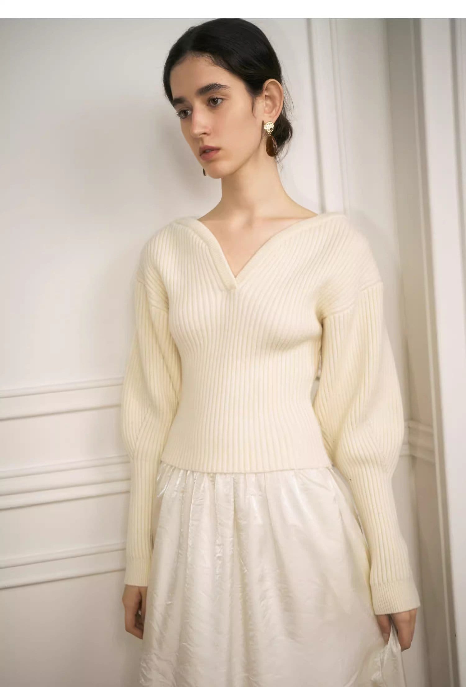 V-NECK PULLOVER SWEATER
