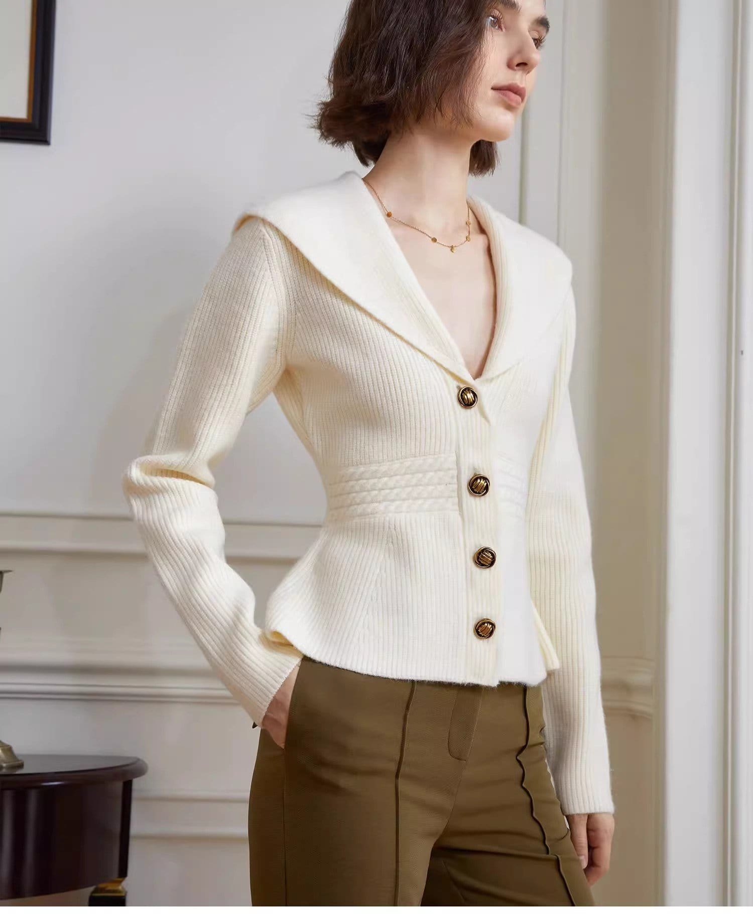 LARGE LAPEL WAISTED SWEATER