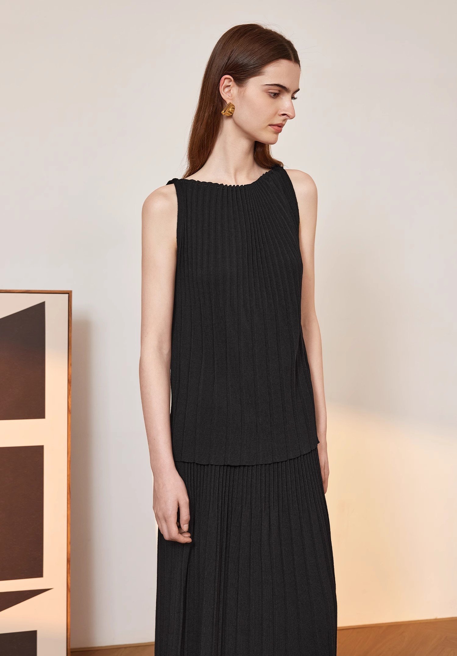 SLEEVELESS TOP PLEATED SKIRT